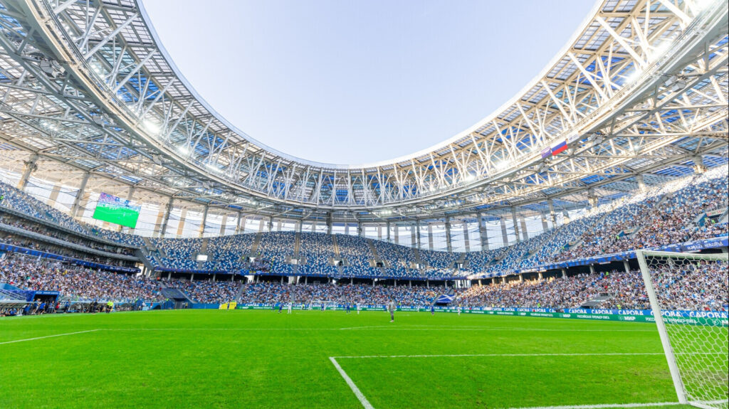 Священник освятил поле арены в Нижнем Новгороде перед матчем «Пари НН» — «Балтика»