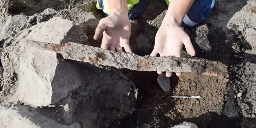 В Швеции нашли уникальные сокровища викингов — мечи, бусы и многое другое