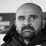 Потерял сознание во время матча и почернел. Смерть тренера потрясла всю страну