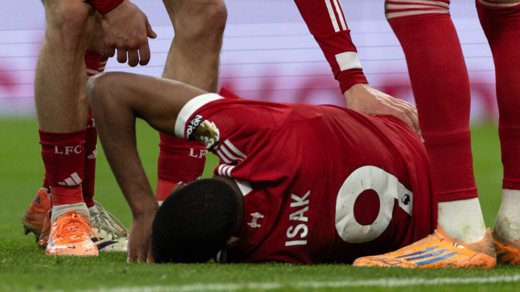 У нападающего «Ливерпуля» Исака перелом малоберцовой кости, его прооперировали