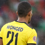 Вратарь сборной рухнул на газон без сознания. Болельщики даже не поняли, что случилось