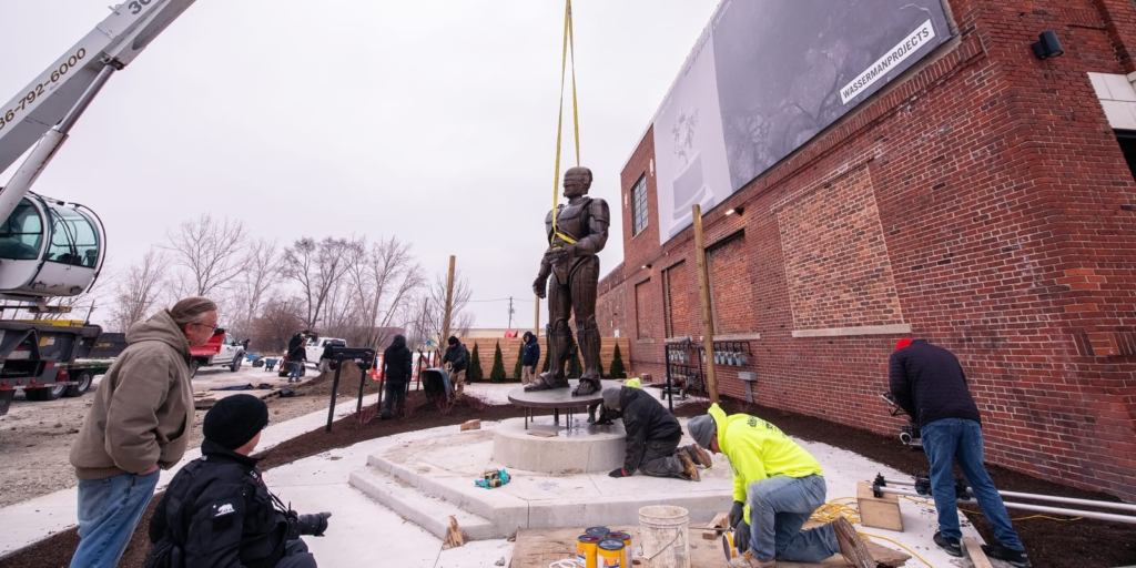 В Детройте установили огромный бронзовый памятник Робокопу