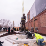 В Детройте установили огромный бронзовый памятник Робокопу