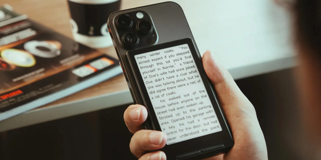 Представлен мини‑ридер Xteink X4, который крепится к смартфону и работает 2 недели