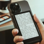 Представлен мини‑ридер Xteink X4, который крепится к смартфону и работает 2 недели