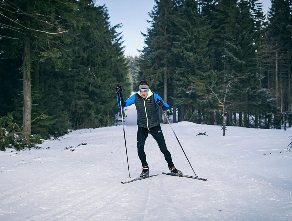 Стиль на склоне: мужская горнолыжная одежда, сочетающая функциональность