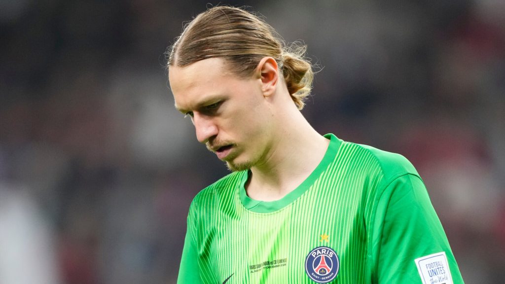 «ПСЖ» крупно подставил Сафонова. Так много во Франции россиянин еще не пропускал