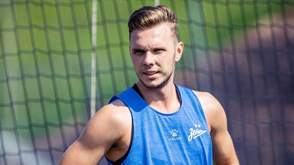 «Для меня нет сложности в том, чтобы играть на искусственном газоне» — форвард «Зенита» Максим Глушенков