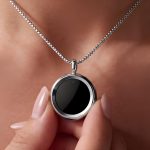 Экс-глава Fitbit представила подвеску The Gem для контроля ультрафиолета и состояния кожи