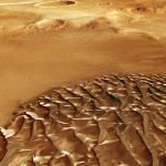 Mars Express прислал восхитительные снимки 100-метровых «металлических» волн в южном высокогорье Марса