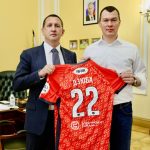 Владелец «Акрона» Морозов подарил Дегтяреву игровую футболку Дзюбы
