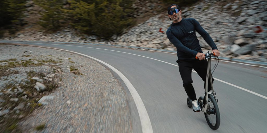 Halfbike представила складной велосипед без седла — на нём нужно ездить стоя