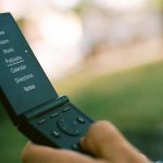 Представлен минималистичный телефон-раскладушка Light Flip без сенсорного экрана и ИИ