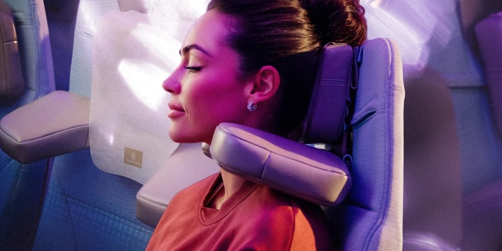 Комфорт в экономе: в самолётах Emirates начали появляться подголовники с откидной подушкой