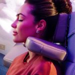 Комфорт в экономе: в самолётах Emirates начали появляться подголовники с откидной подушкой