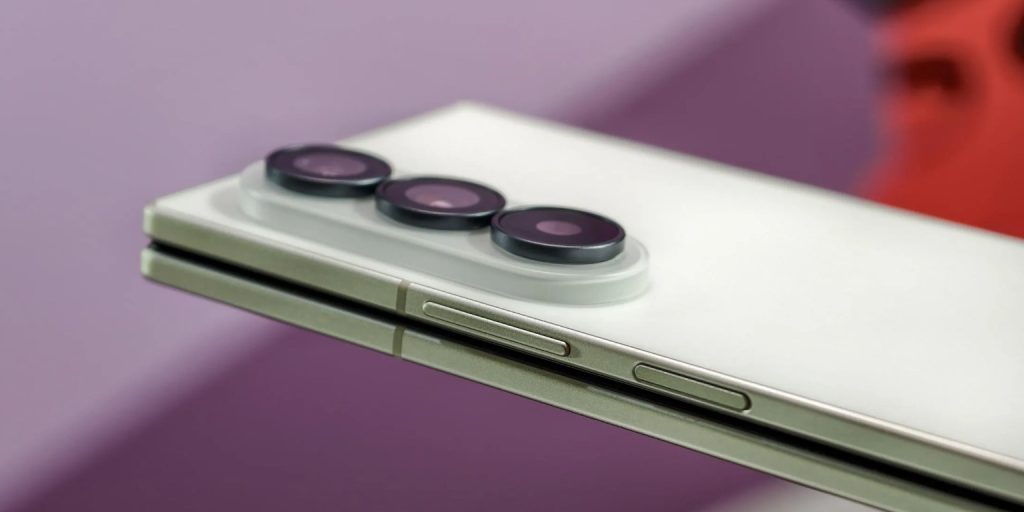 Автономность складного Samsung Galaxy Z Fold 8 Ultra сравнили с конкурентами