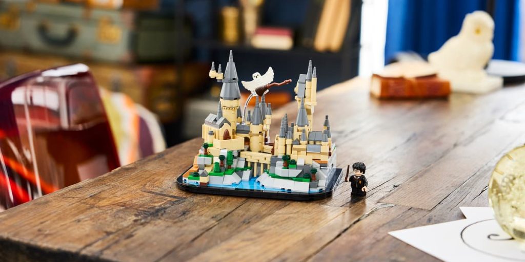 Lego представила самый маленький Хогвартс в истории — с Тайной комнатой и Зеркалом Еиналеж